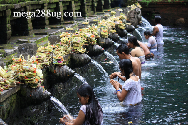 Ritual Air di Sungai Keramat